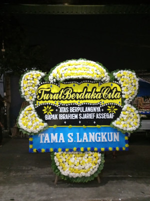 Papan Bunga Duka di Kampung Pisang